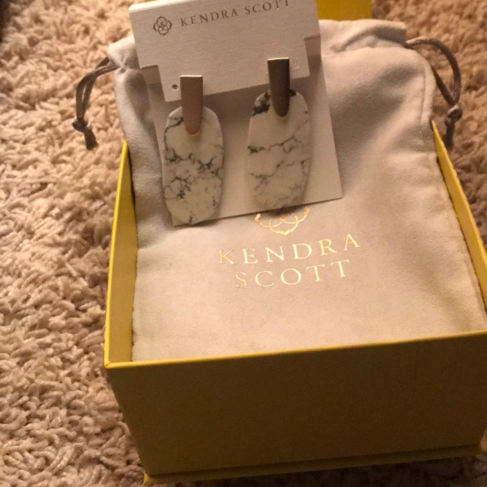 LAST ONE! Kendra Scott earrings